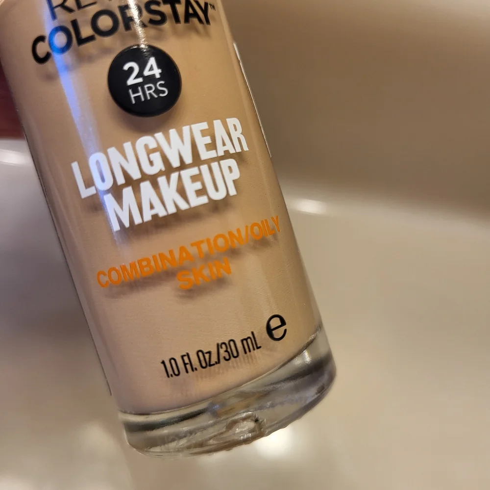 Revlon Colorstay longwear Foundation 220 SPF 15 Natural Beige New 1 oz‎